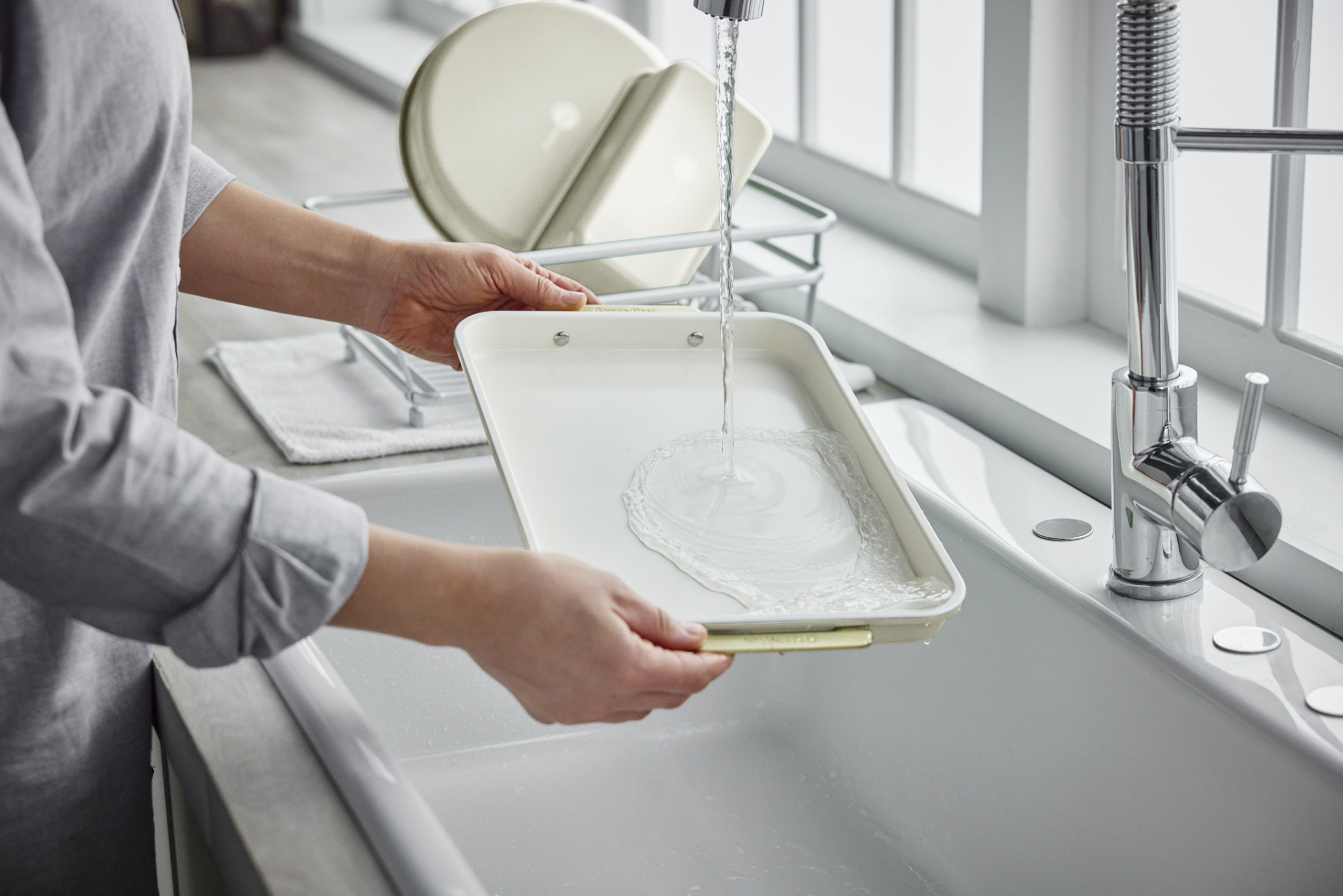 GreenPan Cookie Tray Lifestyle Cream (3)