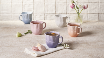 Le Creuset anemone Mug Lifestyle (1)