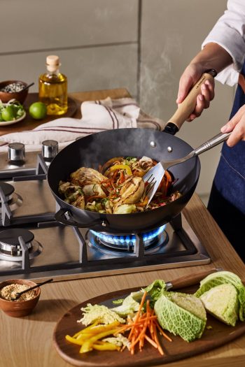 Le Creuset Carbon Steel Wok 30cm (1)