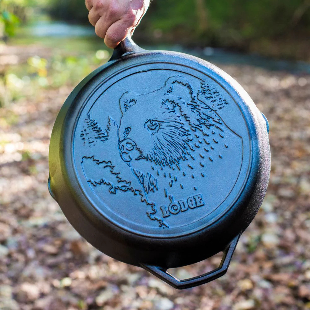 Lodge Cast Iron Wildlife Series Bear Skillet 30cm (2)