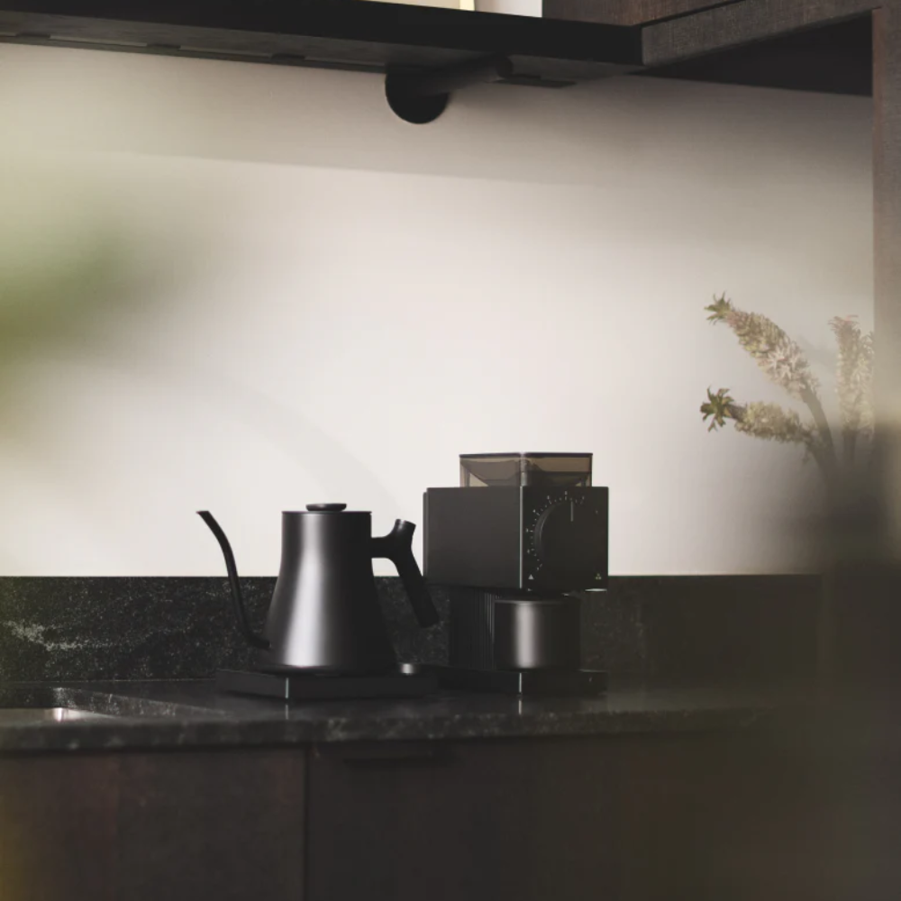 Fellow Stagg EKG Pro Electric Kettle Matte Black with Walnut Handle 900ml (3)