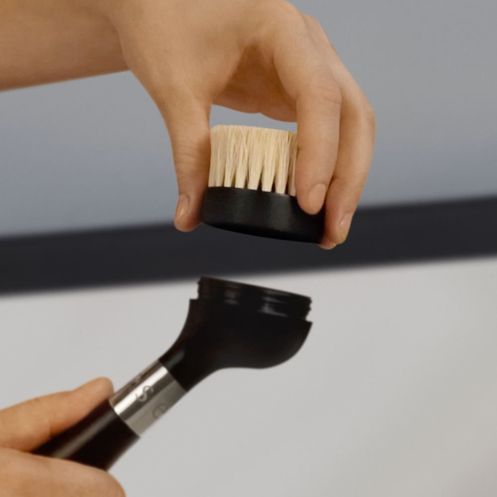 Yeseco V2 Brush Black Lifestyle (1)