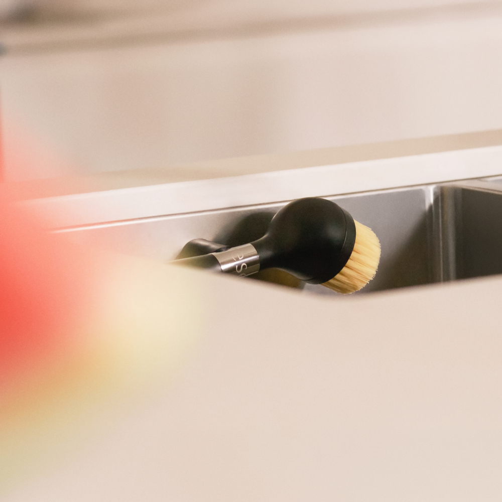 Yeseco V2 Brush Black Lifestyle (5)