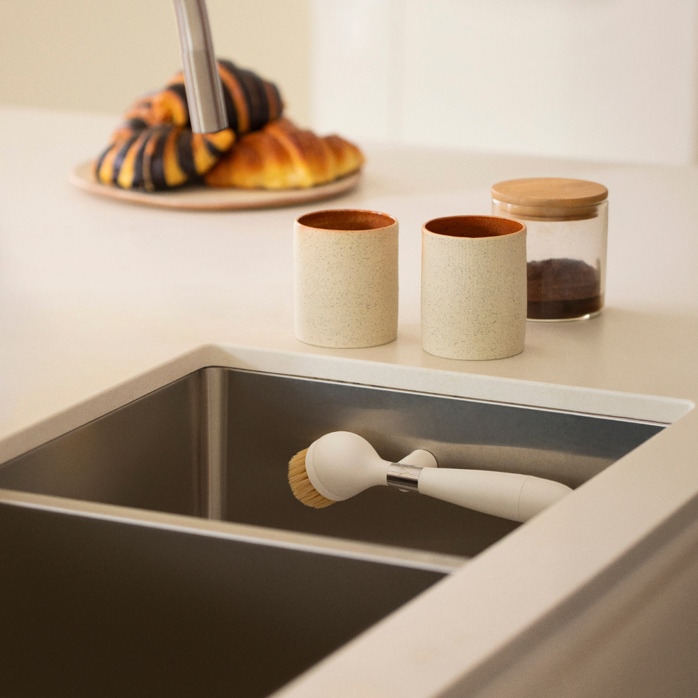 Yeseco V2 Brush White Lifestyle (1)