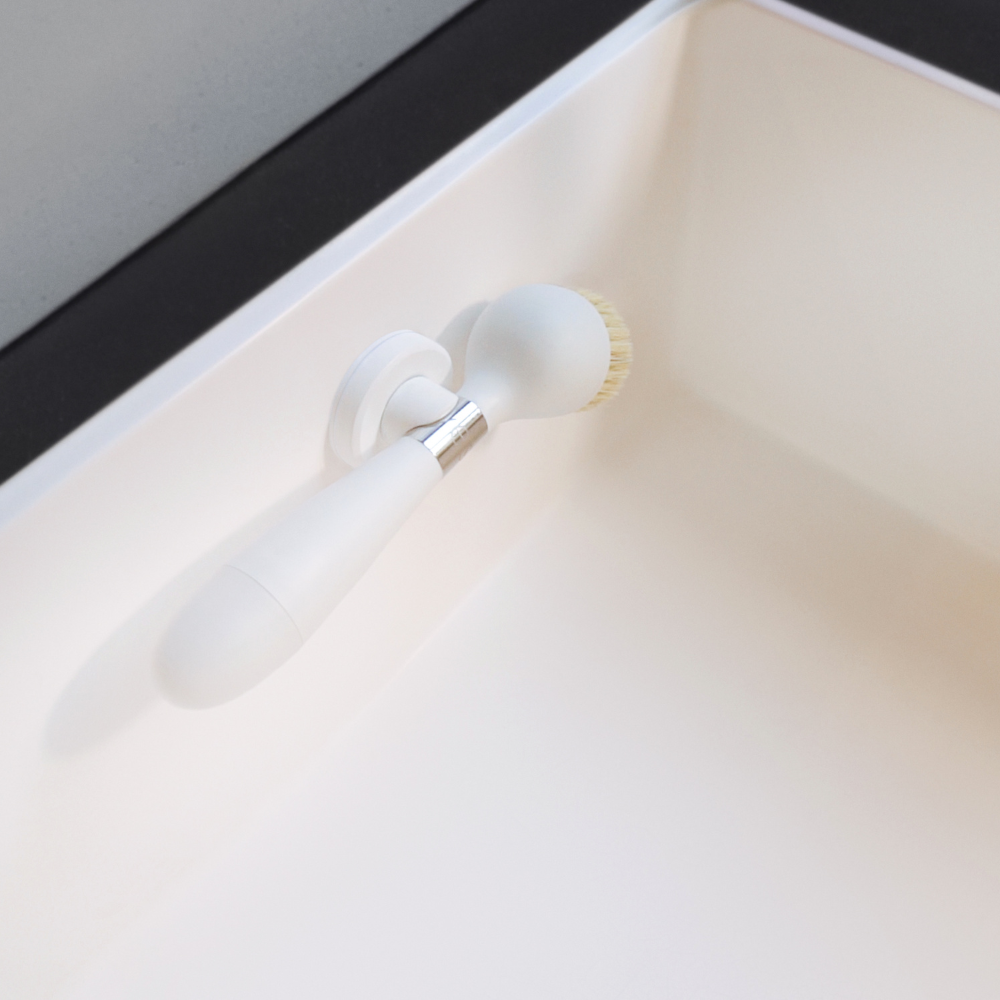 Yeseco V2 Brush White Lifestyle (6)