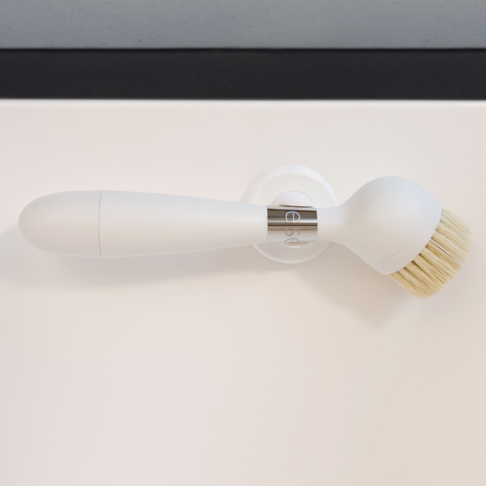 Yeseco V2 Brush White Lifestyle (8)