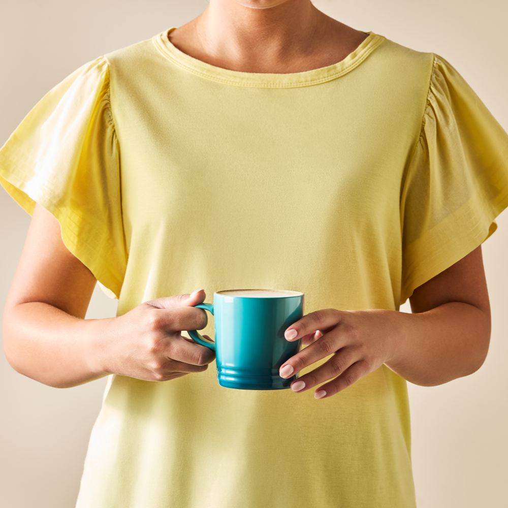 Le Creuset Stoneware Mug Bleu Riviera Lifestyle (1)