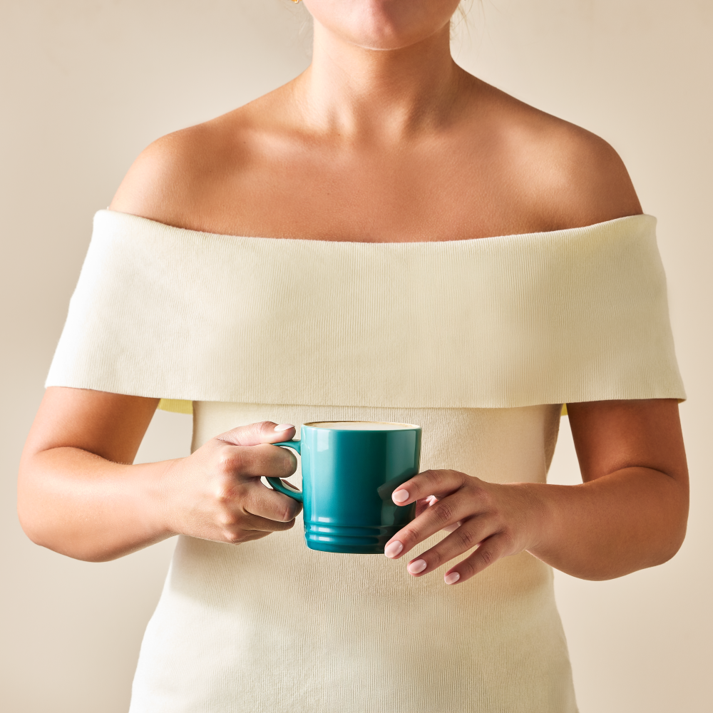 Le Creuset Stoneware Mug Bleu Riviera Lifestyle (2)
