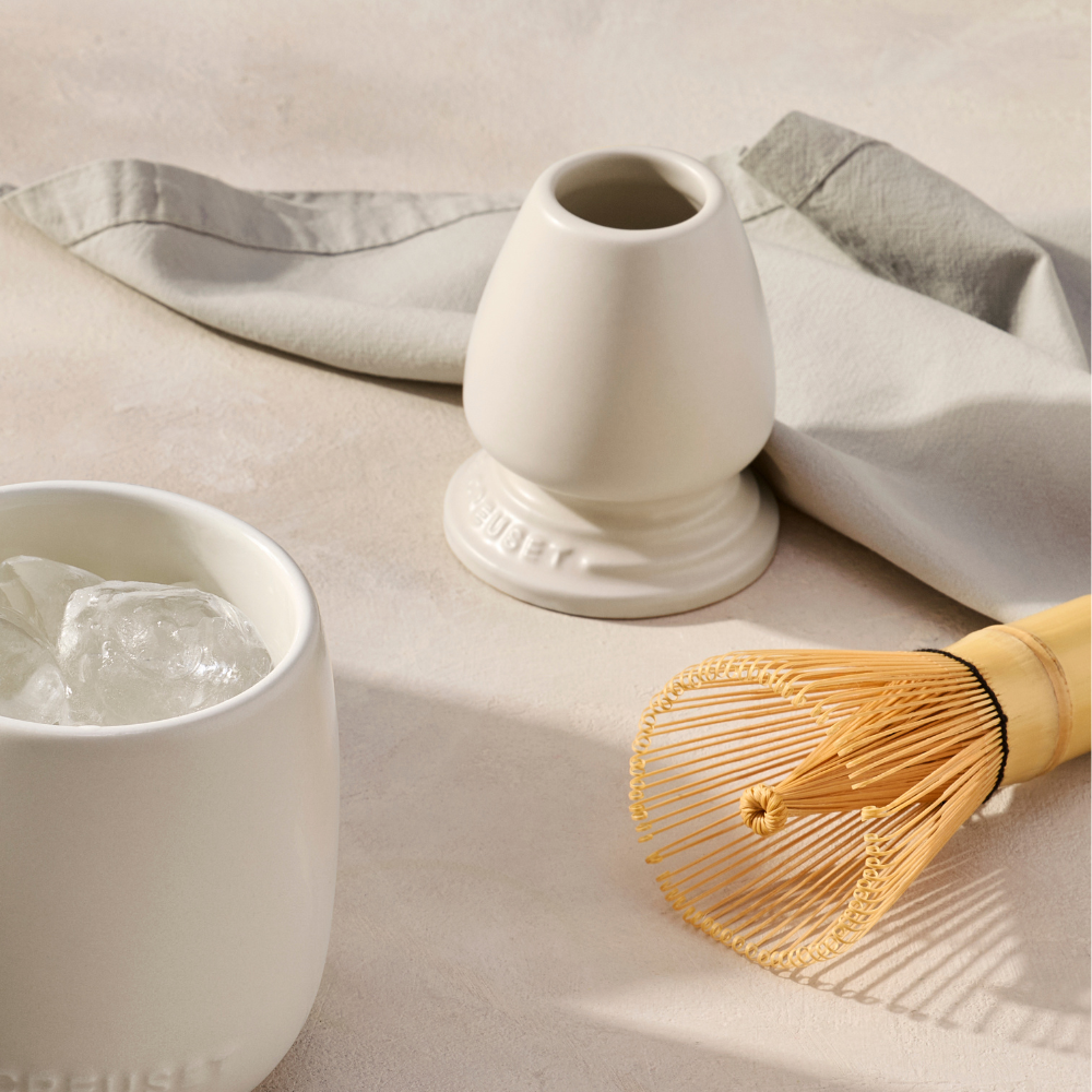 Le Creuset Stoneware Serenity Matcha Whisk & Stand Brioche (6)