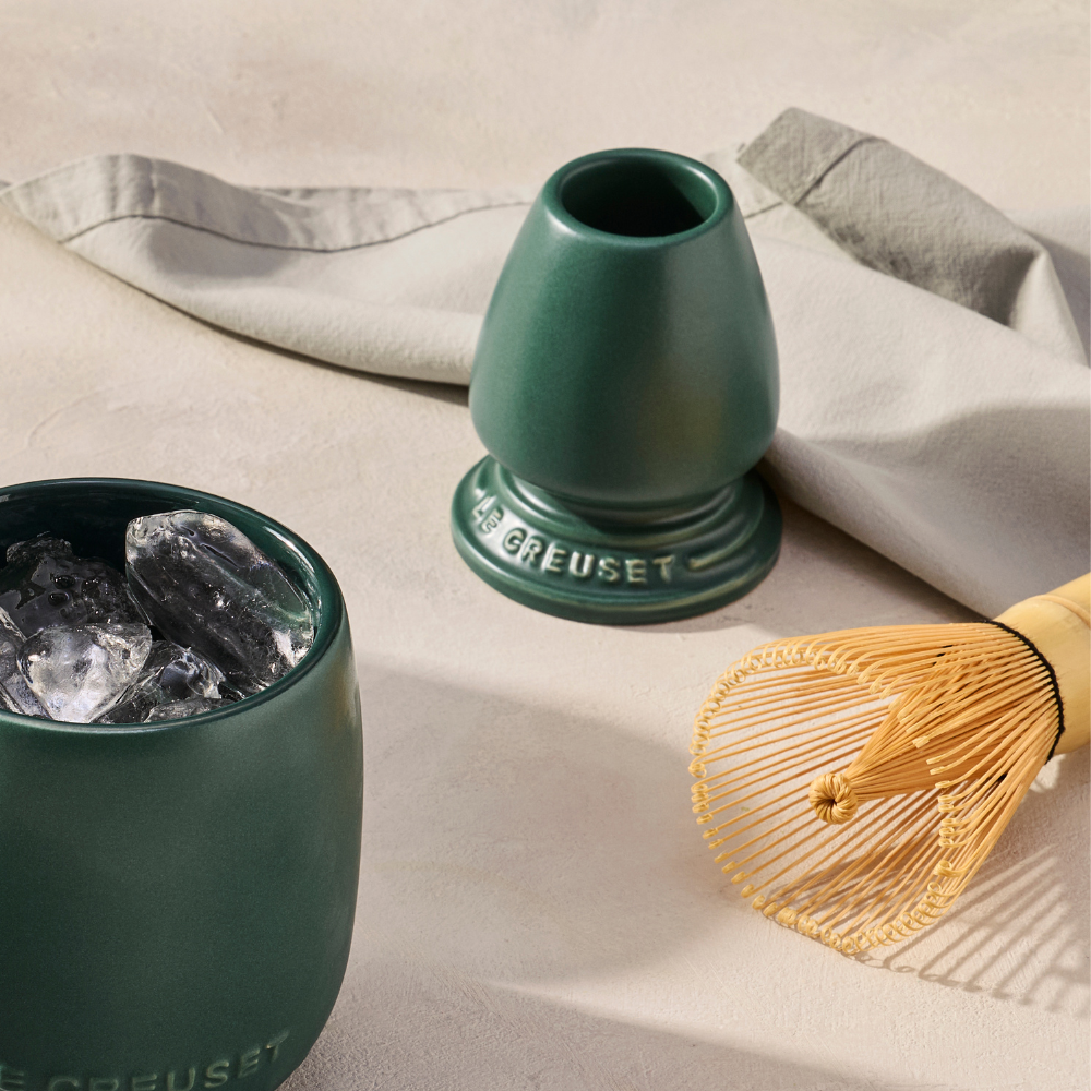 Le Creuset Stoneware Serenity Matcha Whisk & Stand Foret (3)